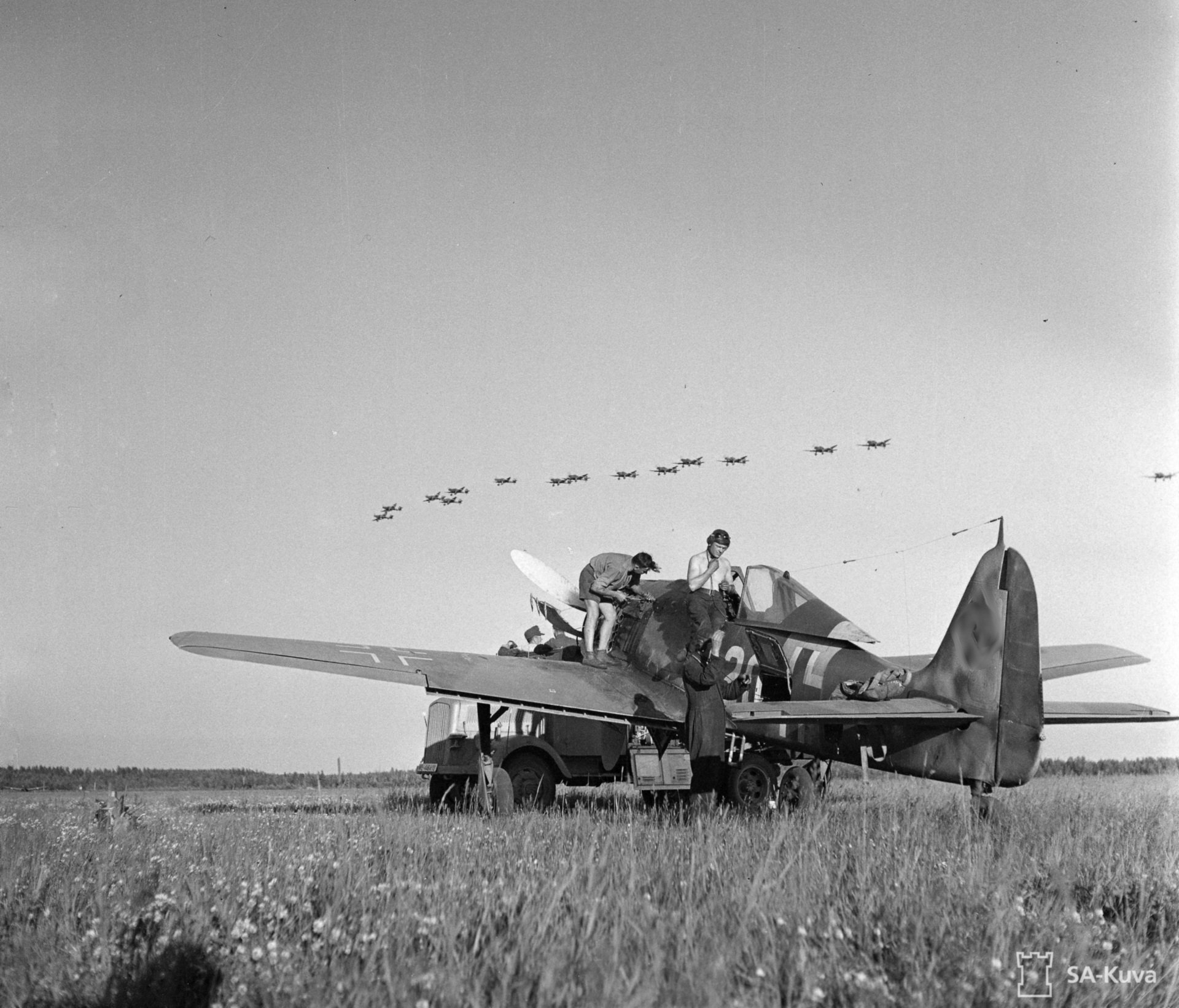 Junkers-Ju-87D5-Stukas-from-I.SG3-pass-over-a-4.JG54-Fw-190A6-White-20-Immola-2nd-Jul-1944-02_2.jpg.1aa734640ba0102ceb568c1292b9f676.jpg