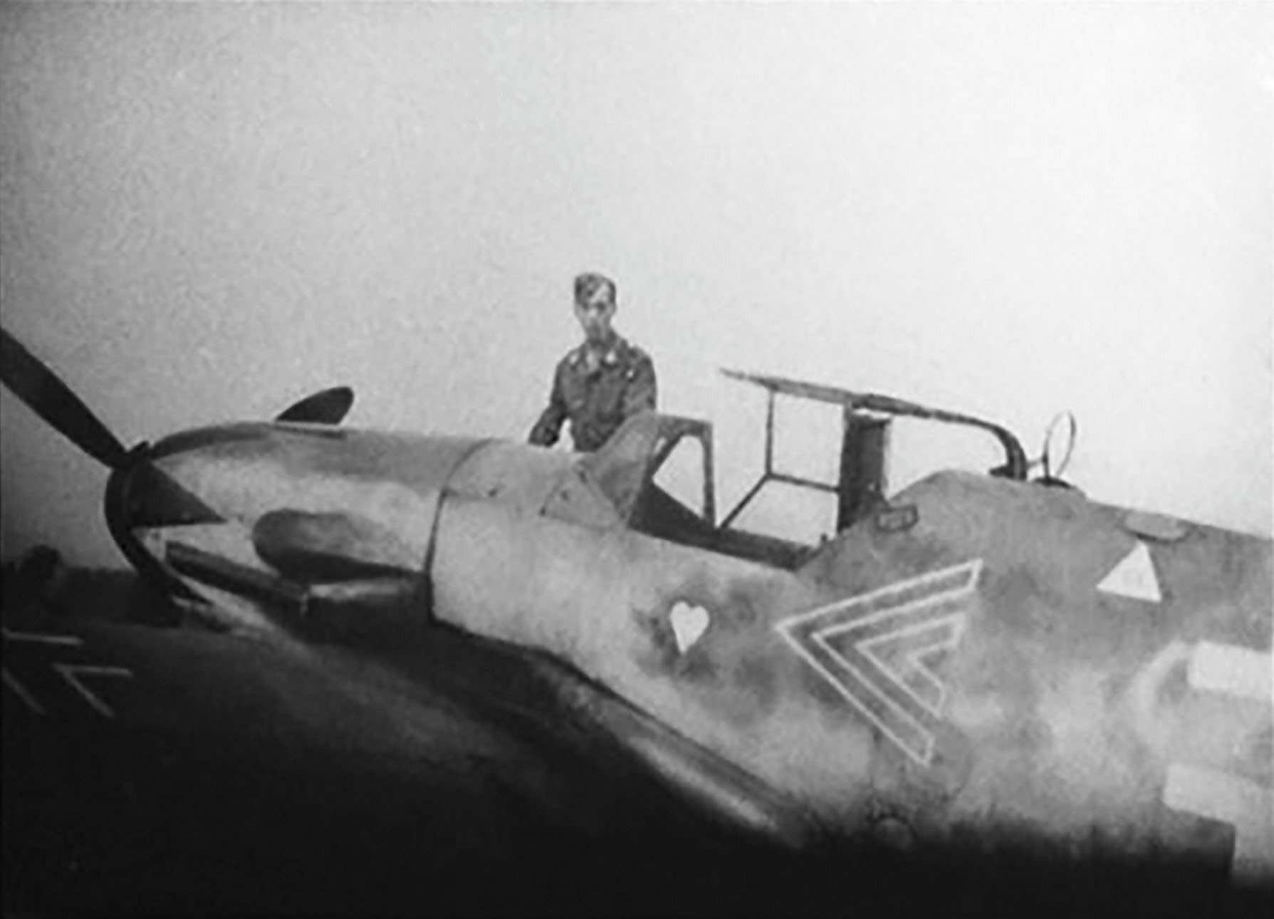 Bf-109G10-Stab-I.JG52-double-chevron-Gruppenkommandeur-Erich-Hartmann-Germany-spring-1945-01.jpg.a1ad9a9476ddc0ccf040d787a94c1807.jpg