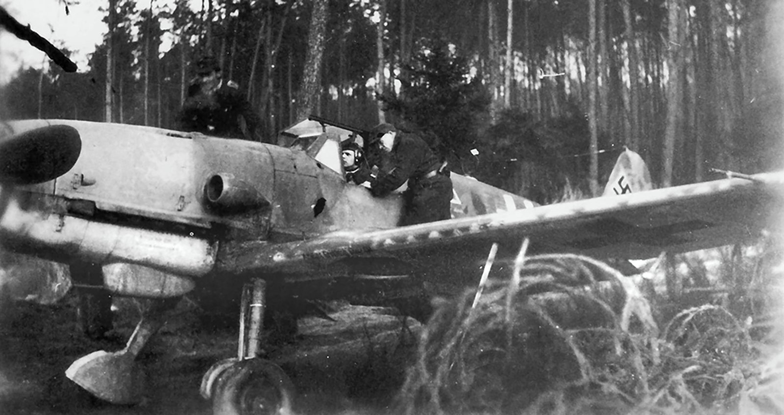 Messerschmitt-Bf-109K4-11.JG53-Yellow-1-Gunther-Landt-WNr-332660-Germany-Feb-1945-02.jpg.57100c148c8c6f7b8fcec75023f88e30.jpg