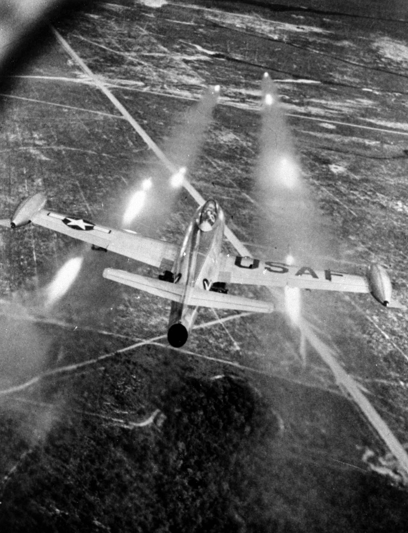 F-84Elaunchsrockets.jpg.cbe90eb00b612c28e6e19d9d000bdfc8.jpg