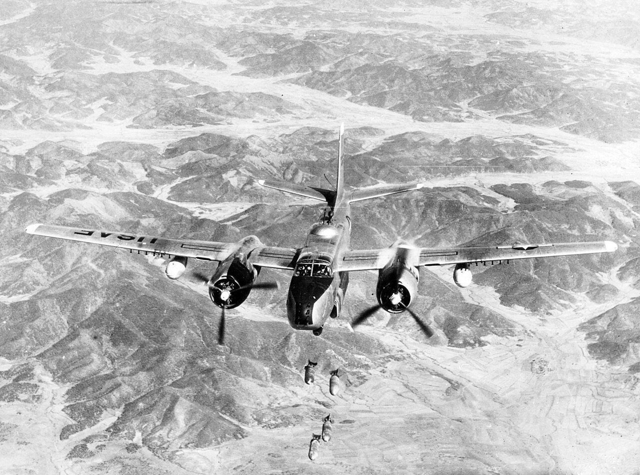 B-26B_452BW(L)_bombing_Korea_29May1951.jpg.3749471839a5c7090aafe75f2271b779.jpg